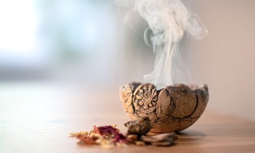 How to cleanse the energies of the house and the body through smudging?